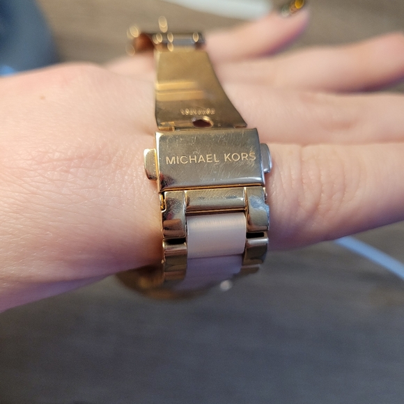 Michael Kors Smart Watch - Picture 5 of 6